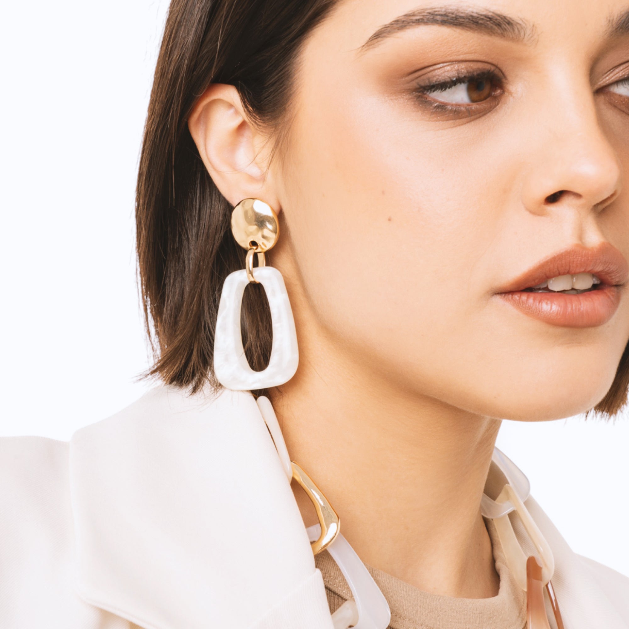 Orecchini pendenti con elemento geometrico in acrilico bianco - Mya Accessories