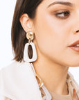 Orecchini pendenti con elemento geometrico in acrilico bianco - Mya Accessories