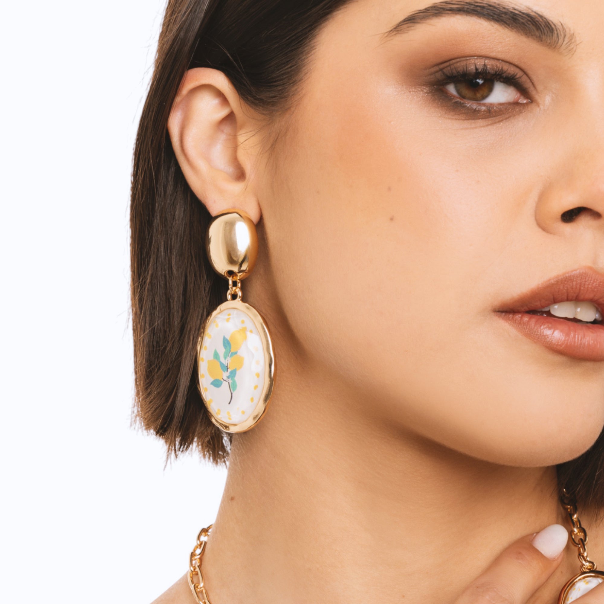Orecchini pendenti con pietra ovale a motivo pianta di limone in resina - Mya Accessories