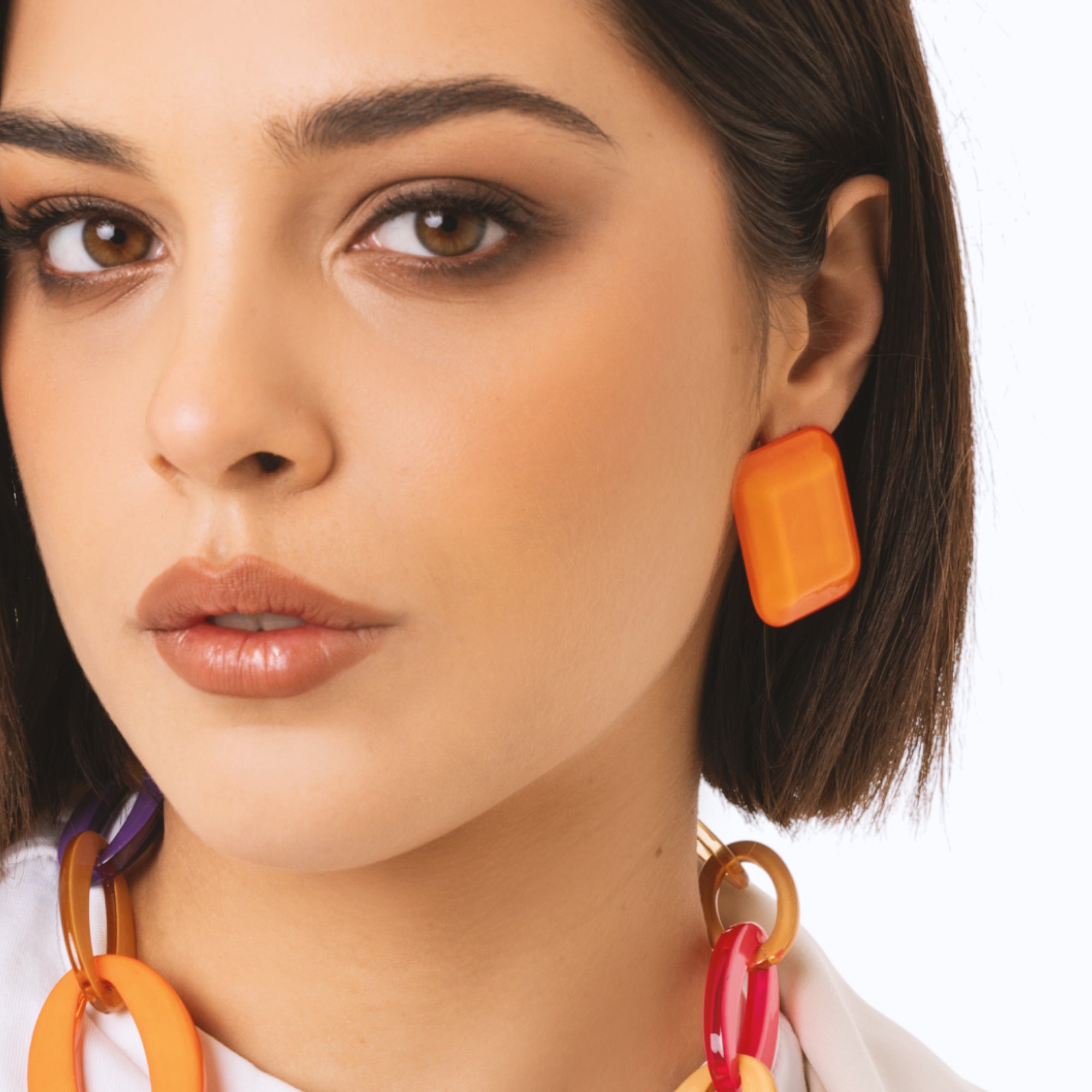 Orecchini a clip base quadrata in acrilico arancio - Mya Accessories