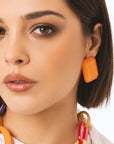 Orecchini a clip base quadrata in acrilico arancio - Mya Accessories