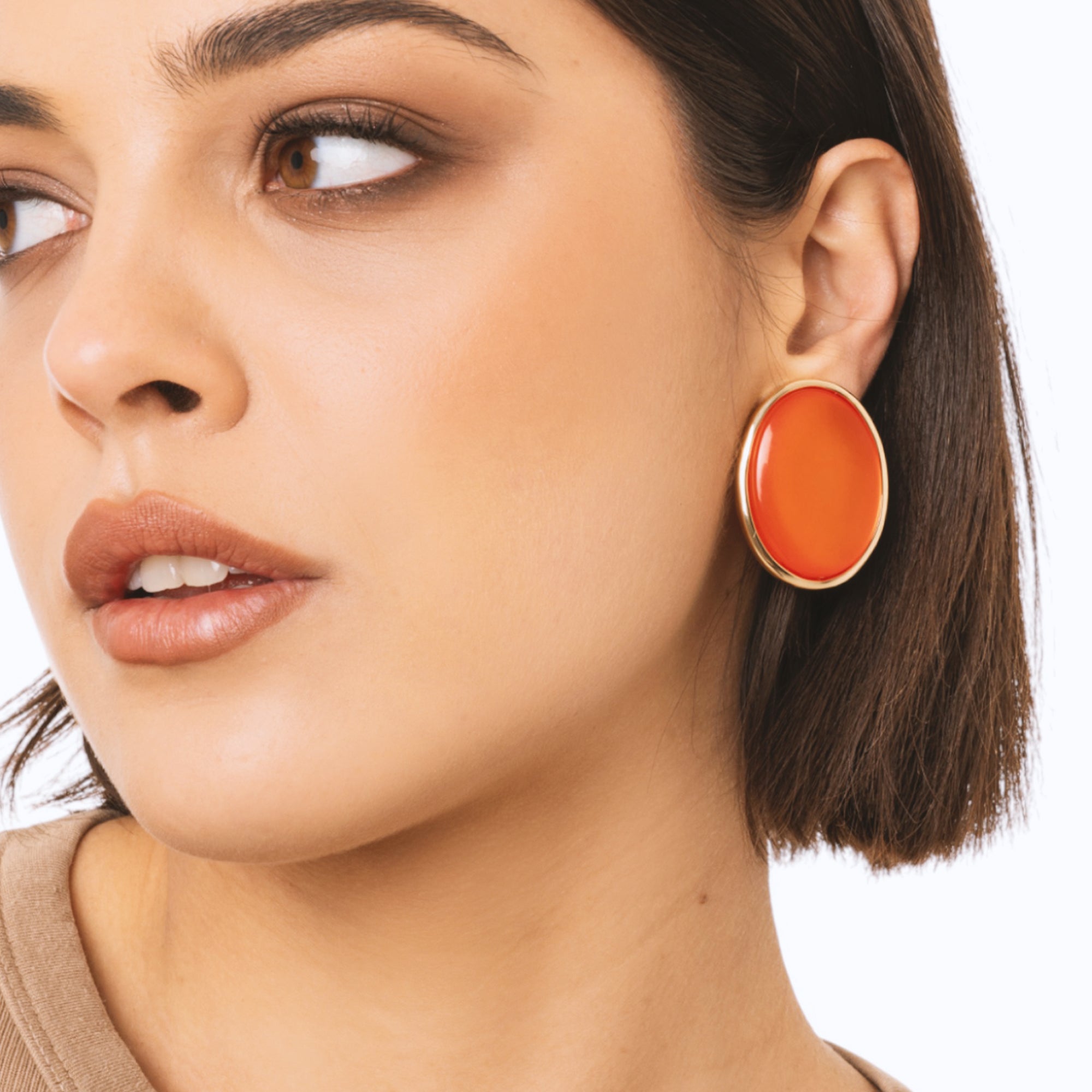 Orecchini a clip ovale in metallo con pietra in resina arancio - Mya Accessories