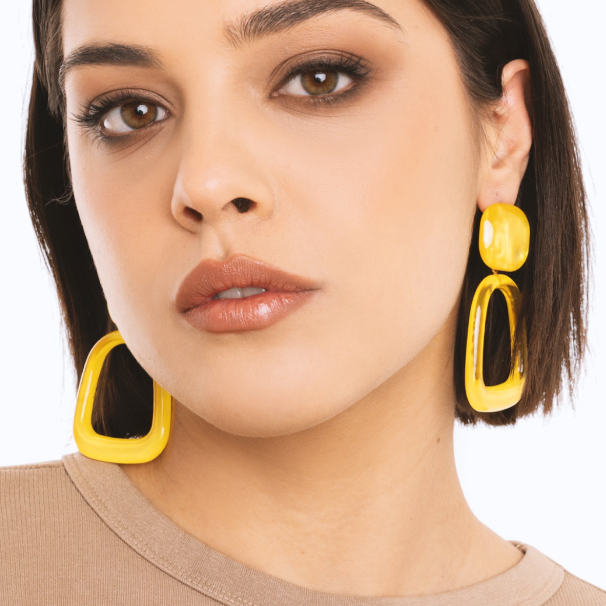 Orecchini pendenti a clip geometrici in acrilico giallo - Mya Accessories