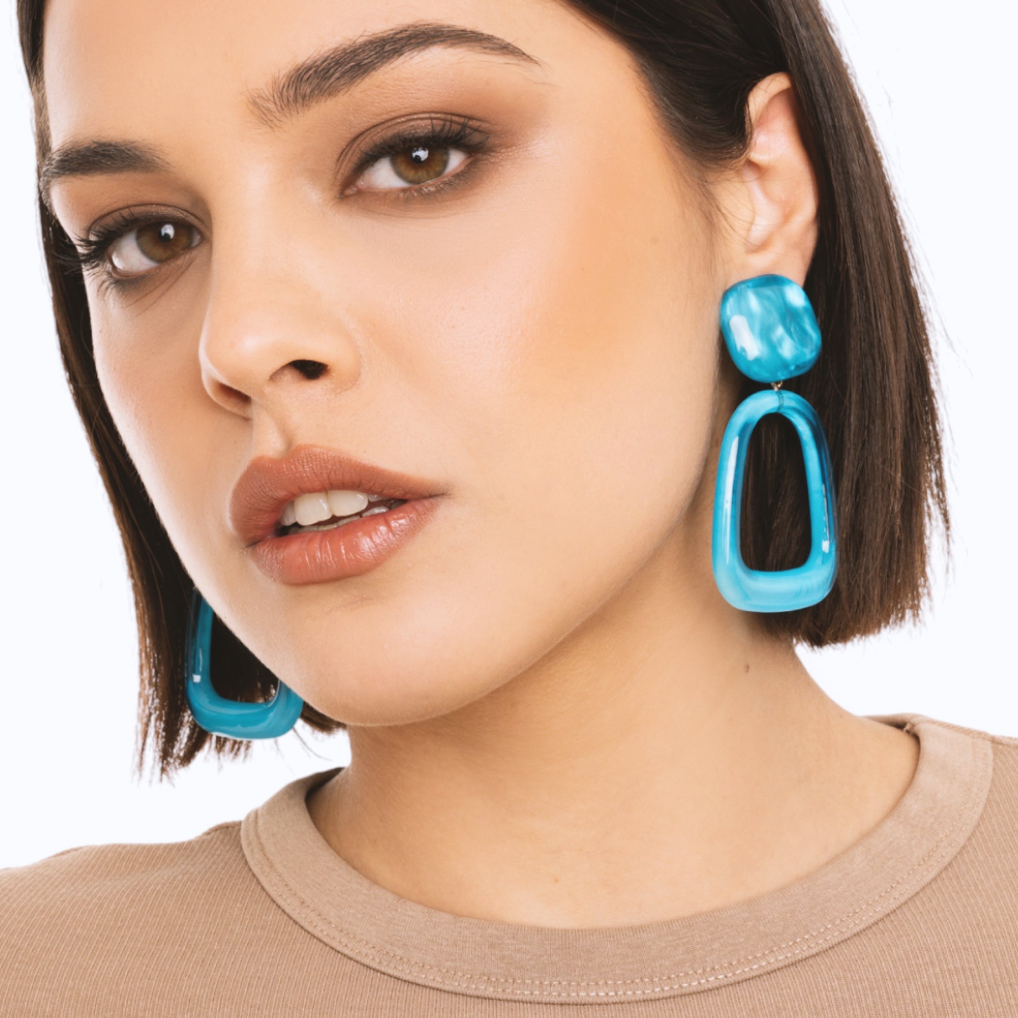 Orecchini pendenti a clip geometrici in acrilico blu - Mya Accessories