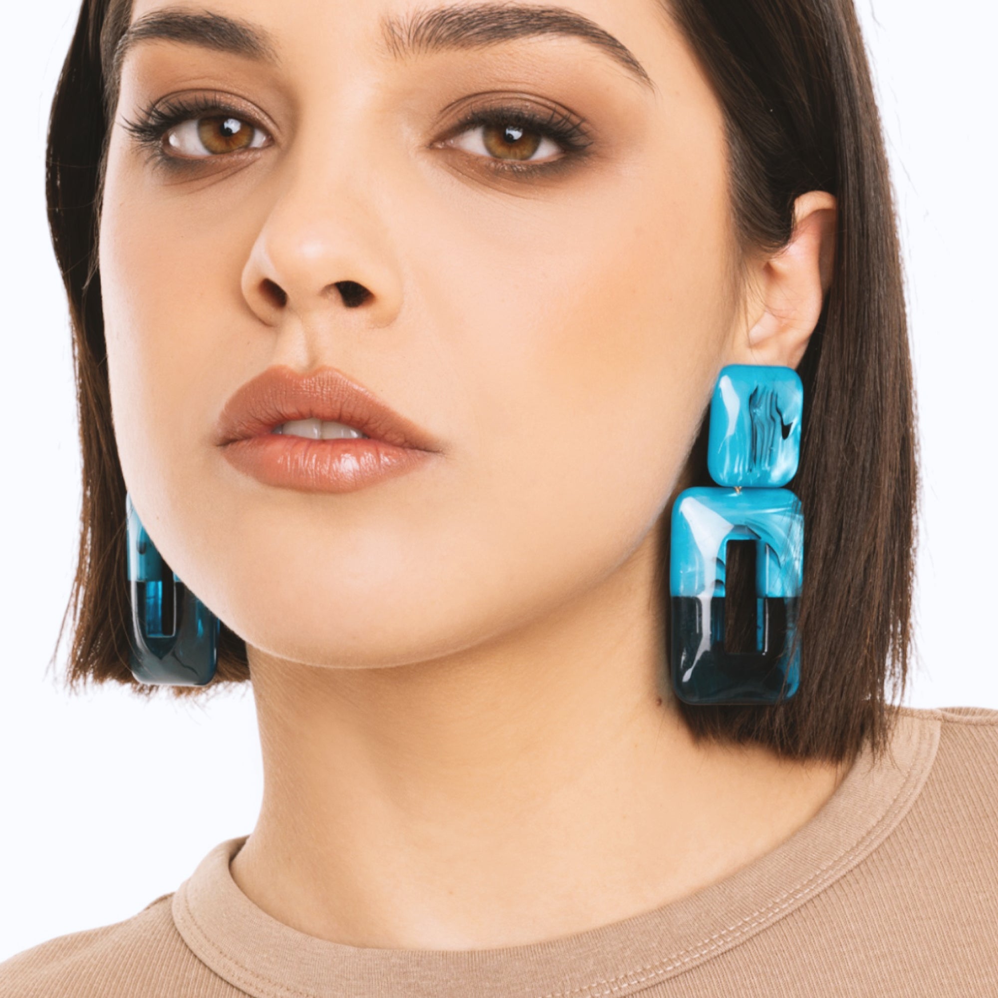 Orecchini pendenti a clip rettangolare in acrilico blu - Mya Accessories
