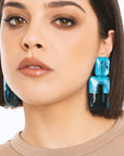 Orecchini pendenti a clip rettangolare in acrilico blu - Mya Accessories