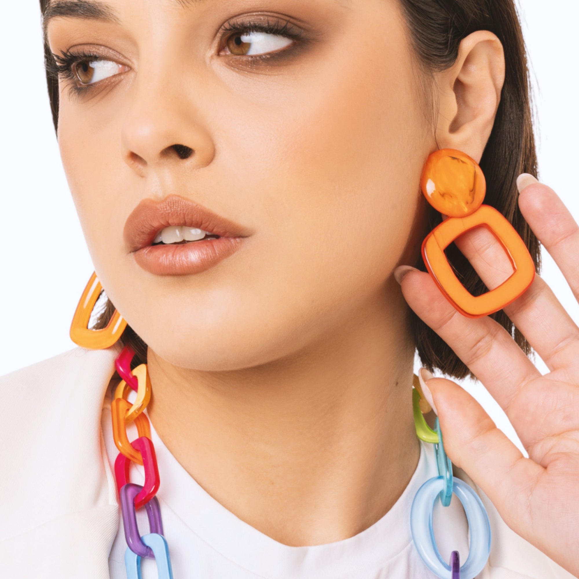 Orecchini pendenti a clip quadrati in acrilico arancio - Mya Accessories