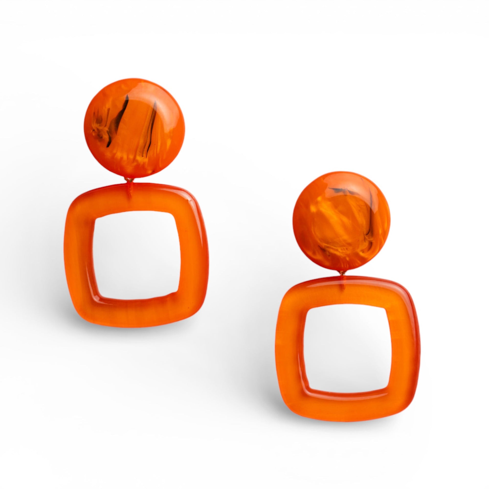 Orecchini pendenti a clip quadrati in acrilico arancio - Mya Accessories