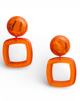 Orecchini pendenti a clip quadrati in acrilico arancio - Mya Accessories