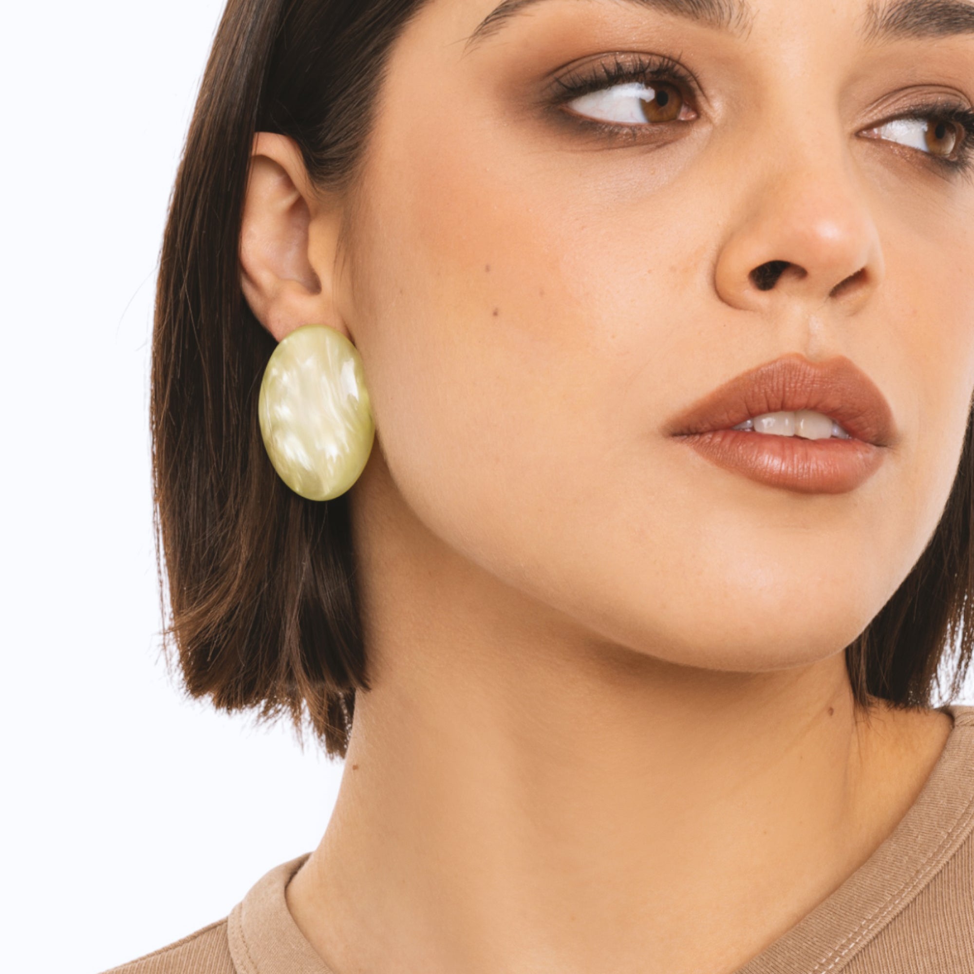Orecchini a clip ovali in acrilico marmorizzato verde - Mya Accessories