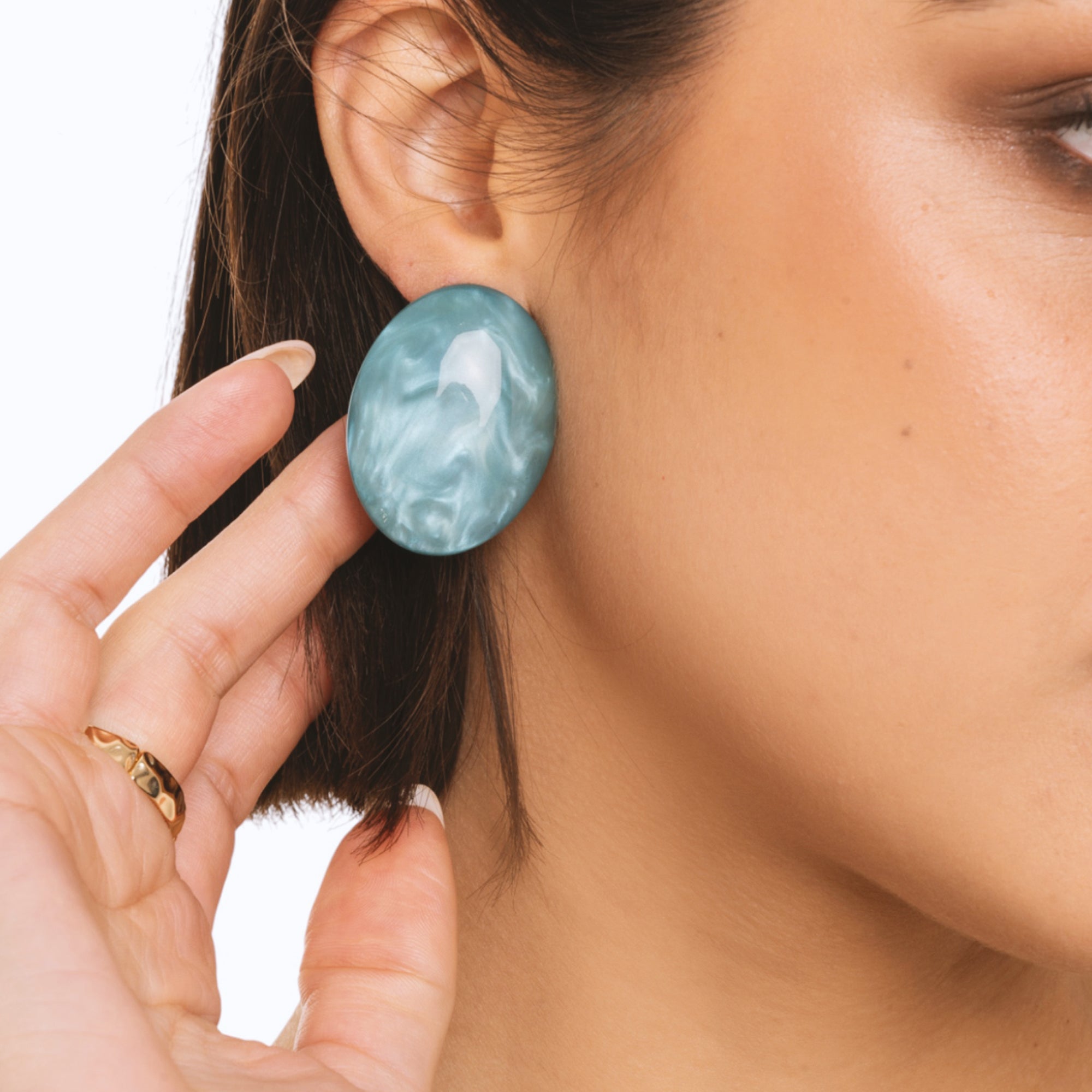 Orecchini a clip ovali in acrilico marmorizzato blu - Mya Accessories
