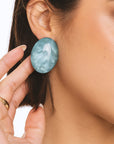 Orecchini a clip ovali in acrilico marmorizzato blu - Mya Accessories