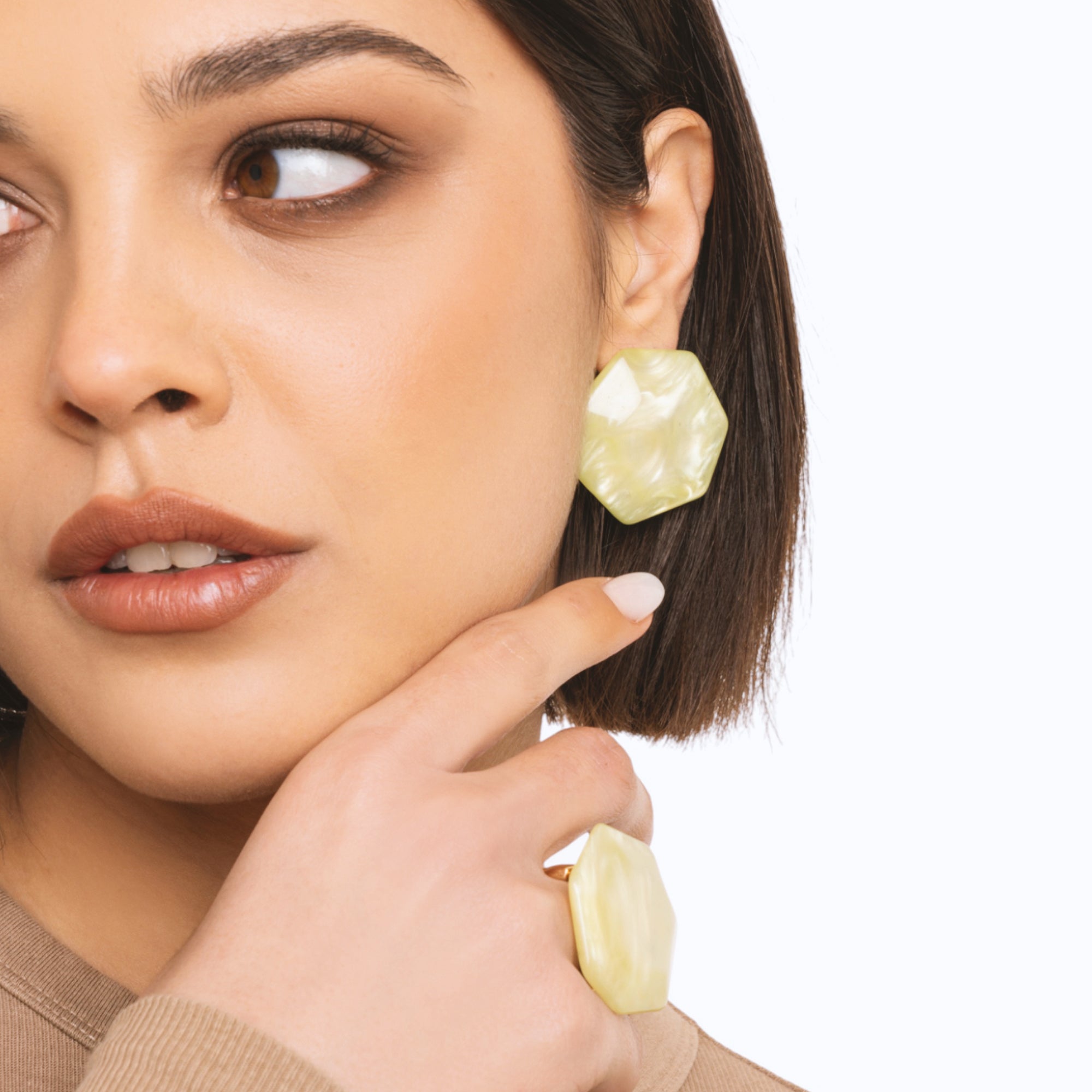 Orecchini a clip esagonali in acrilico marmorizzato verde - Mya Accessories