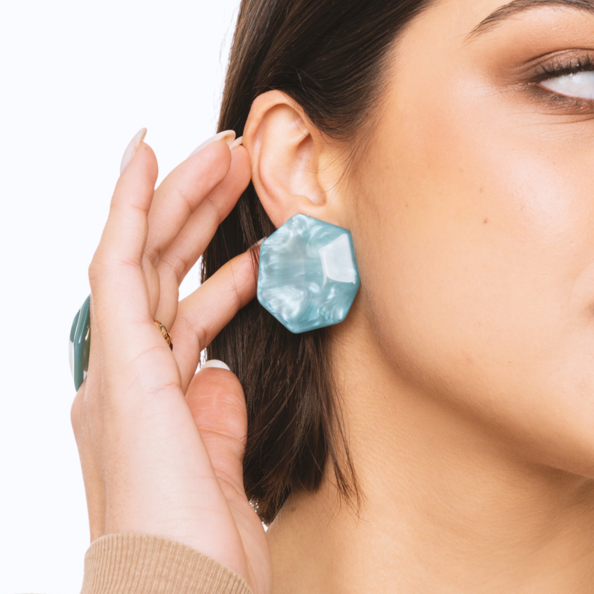 Orecchini a clip esagonali in acrilico marmorizzato blu - Mya Accessories