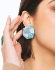 Orecchini a clip esagonali in acrilico marmorizzato blu - Mya Accessories