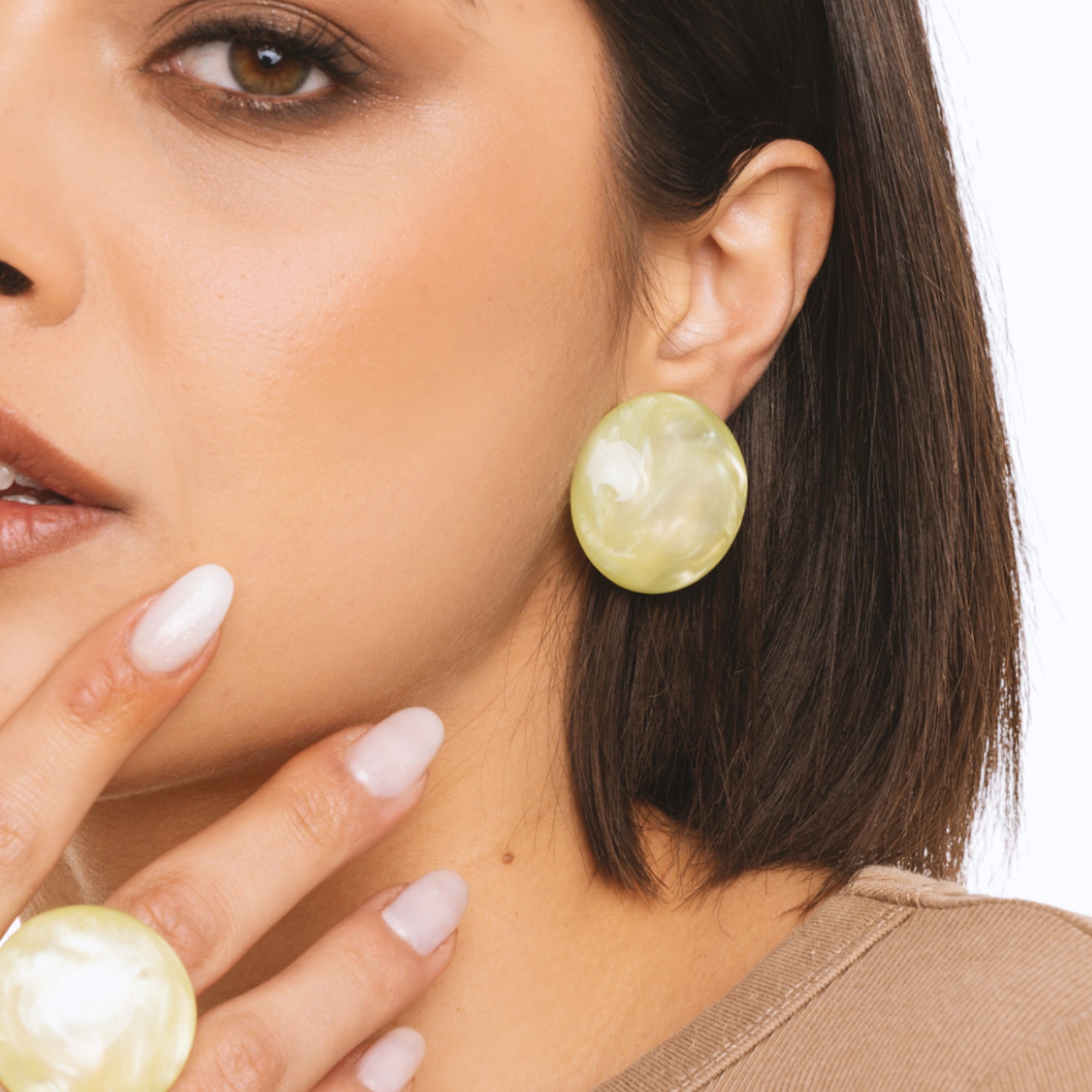 Orecchini a clip circolari in acrilico marmorizzato verde - Mya Accessories
