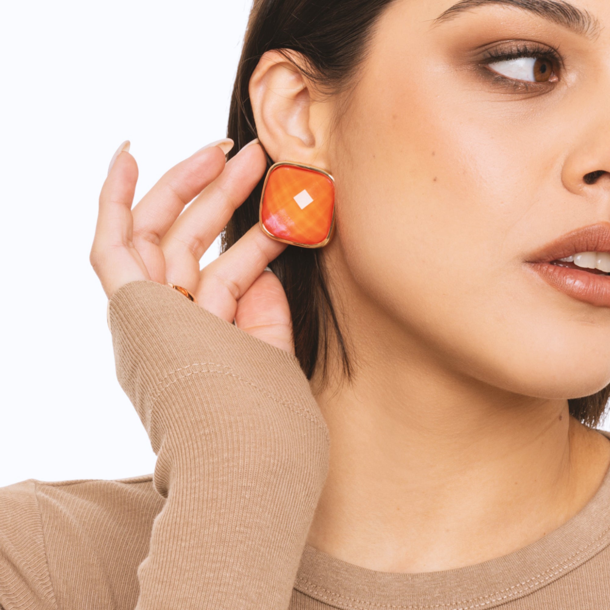 Orecchini a clip con pietra in resina quadrata arancio - Mya Accessories