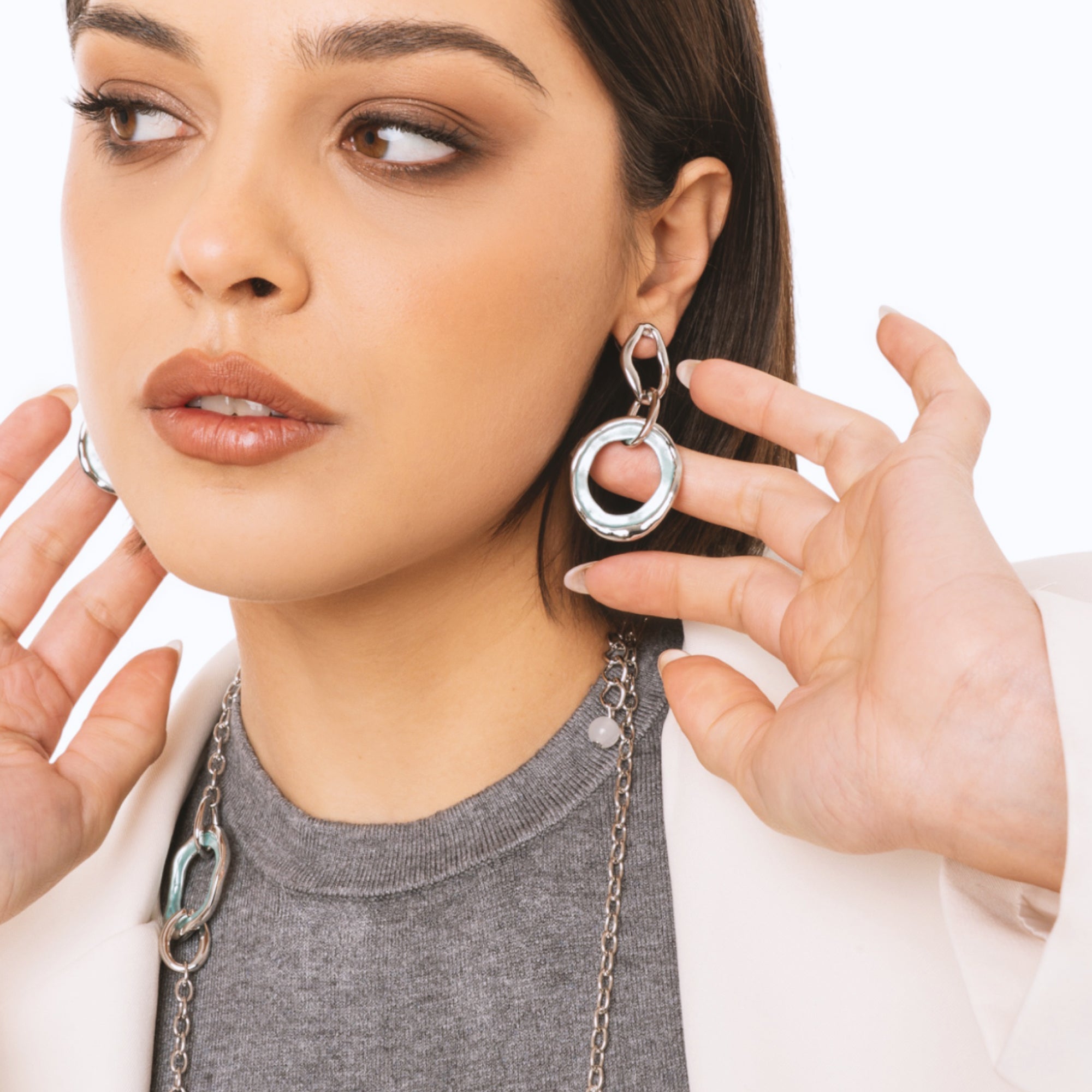 Orecchini pendenti con catena a base circolare smaltata celeste - Mya Accessories