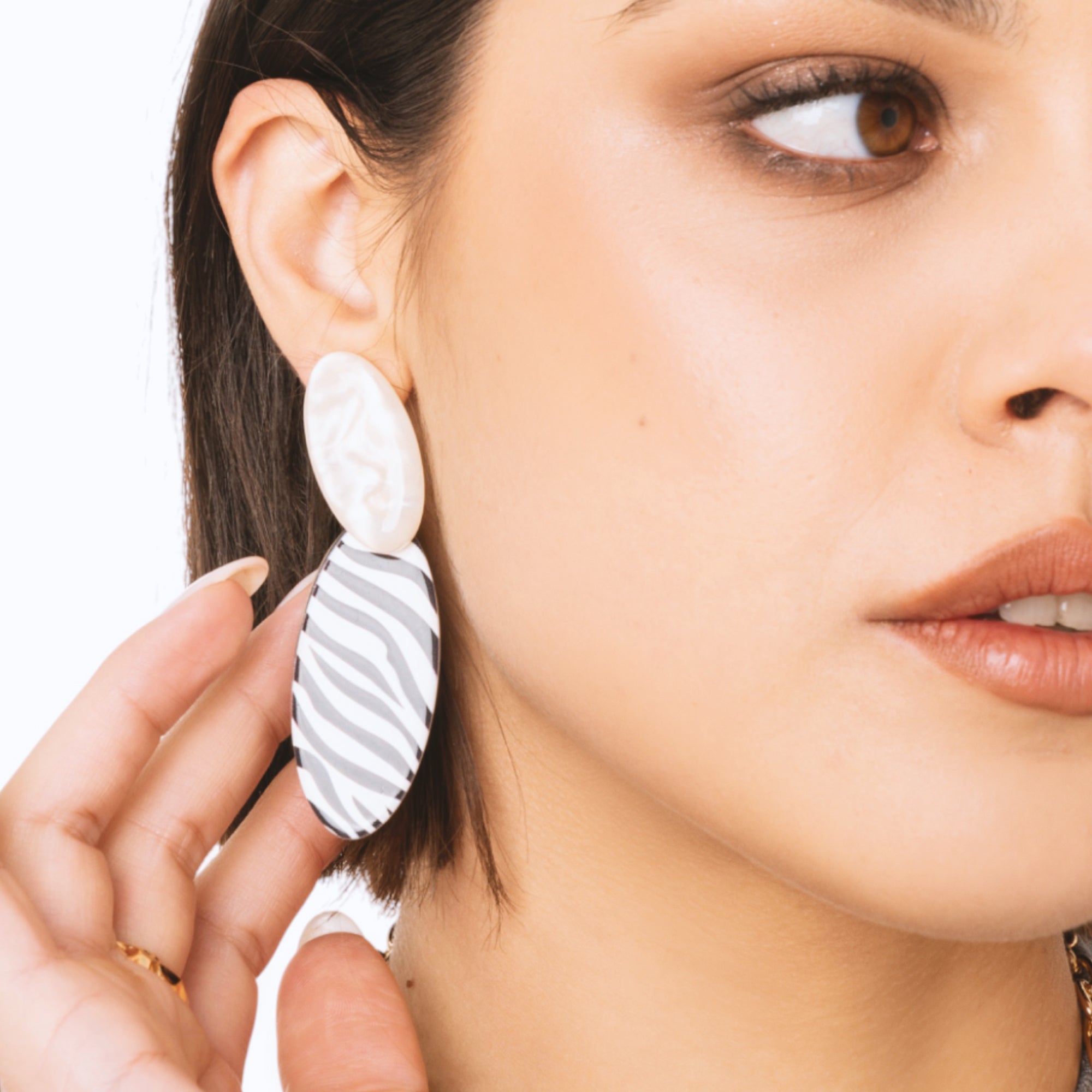Orecchini pendenti in acrilico a base ovale zebrata - Mya Accessories