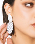Orecchini pendenti in acrilico a base ovale zebrata - Mya Accessories