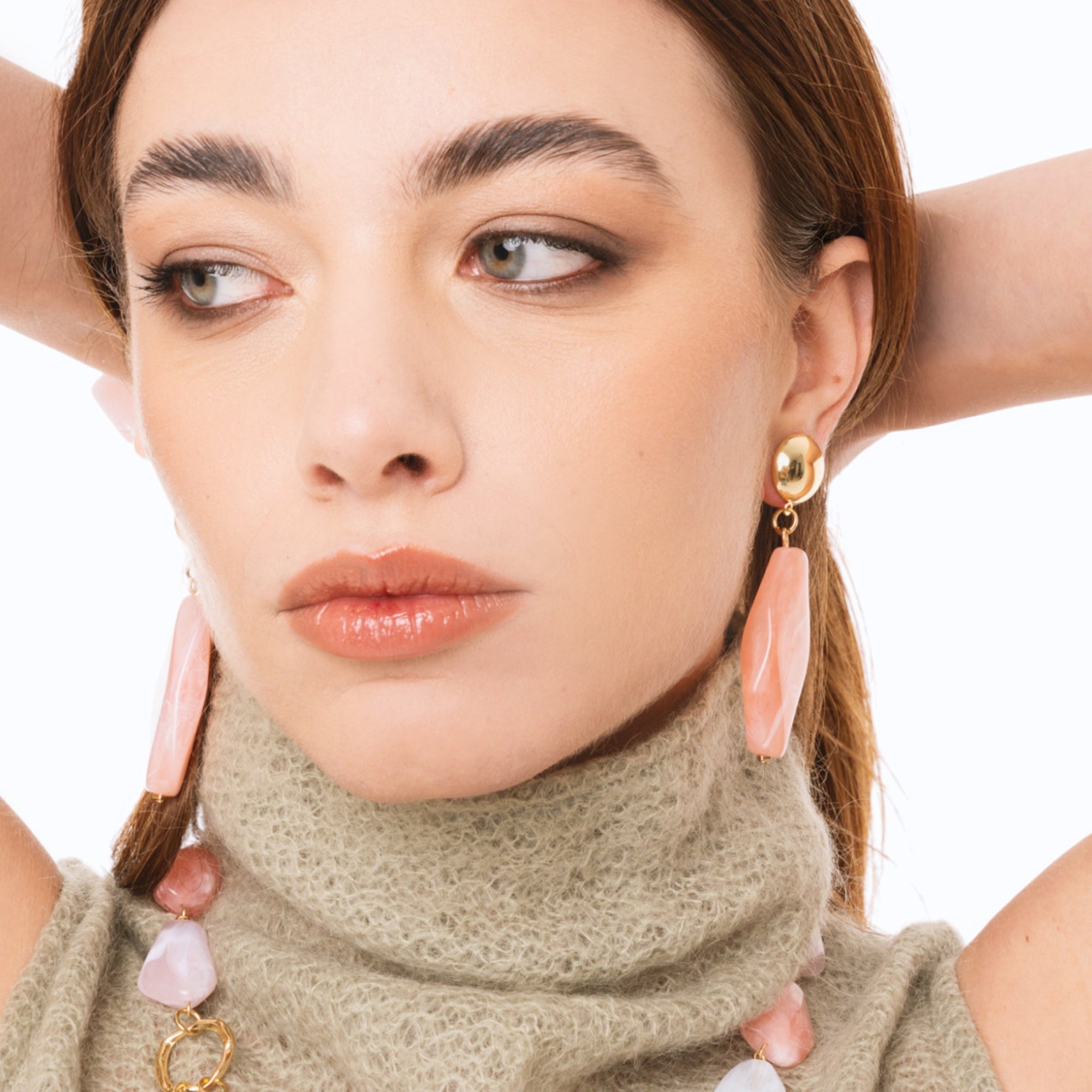 Orecchini pendenti con pietra in acrilico rosa - Mya Accessories