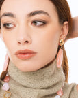 Orecchini pendenti con pietra in acrilico rosa - Mya Accessories