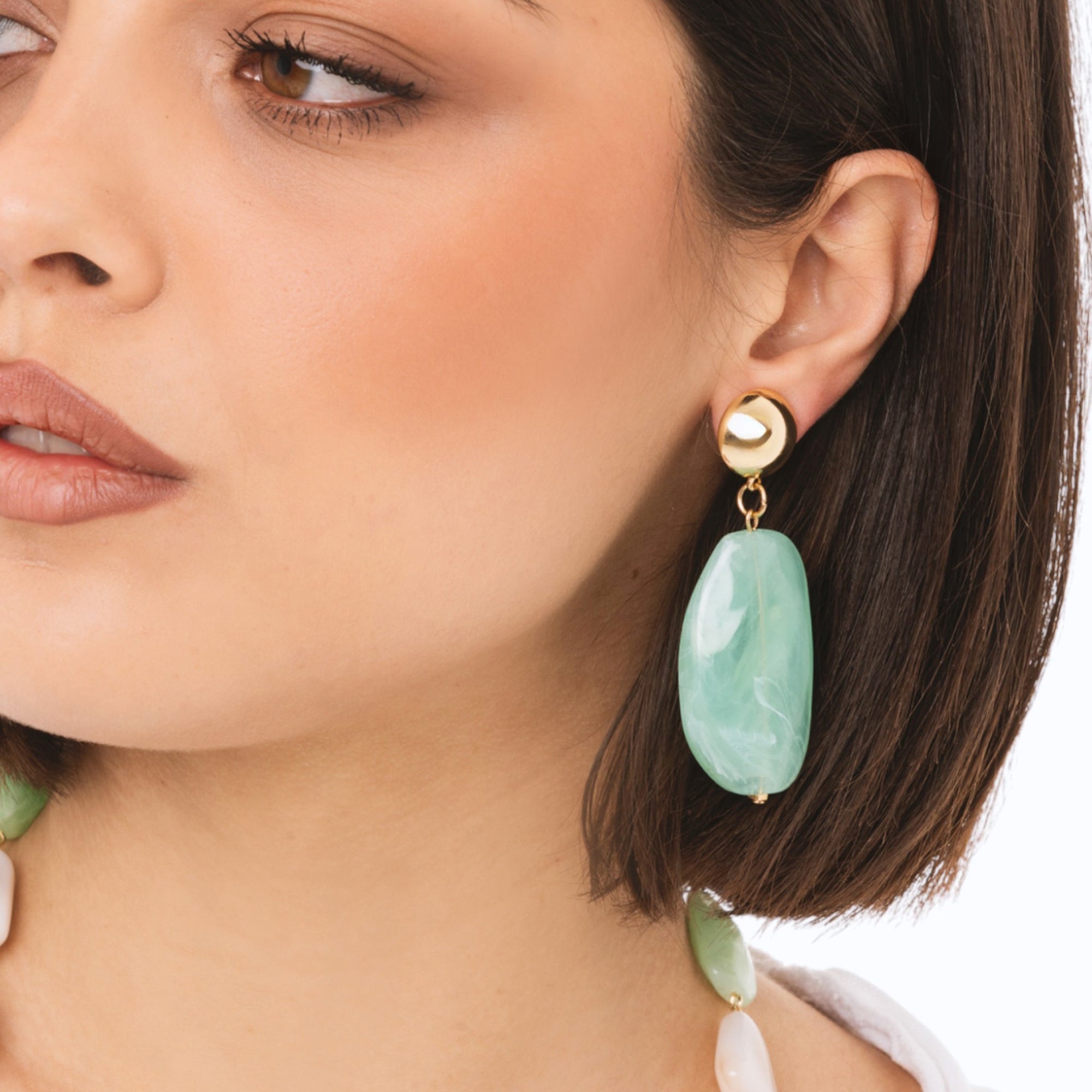 Orecchini pendenti con pietra in acrilico verde - Mya Accessories