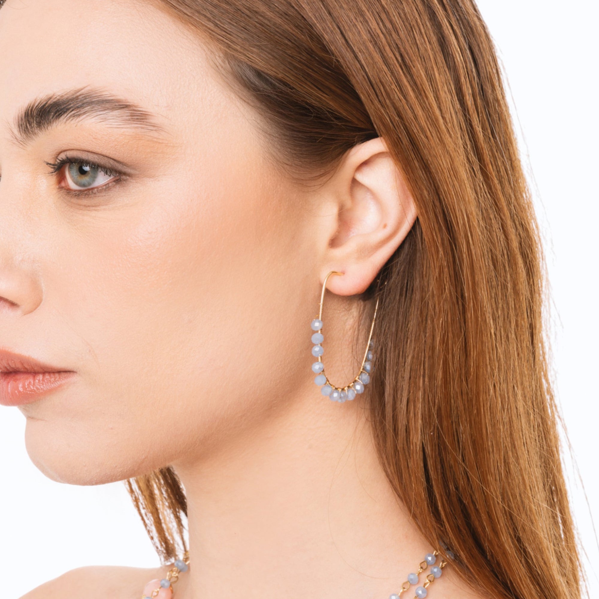 Orecchini a filo pendenti con pietre in vetro celeste - Mya Accessories