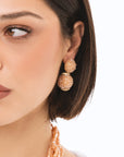 Orecchini pendenti con doppia sfera con pietre in vetro rosa - Mya Accessories