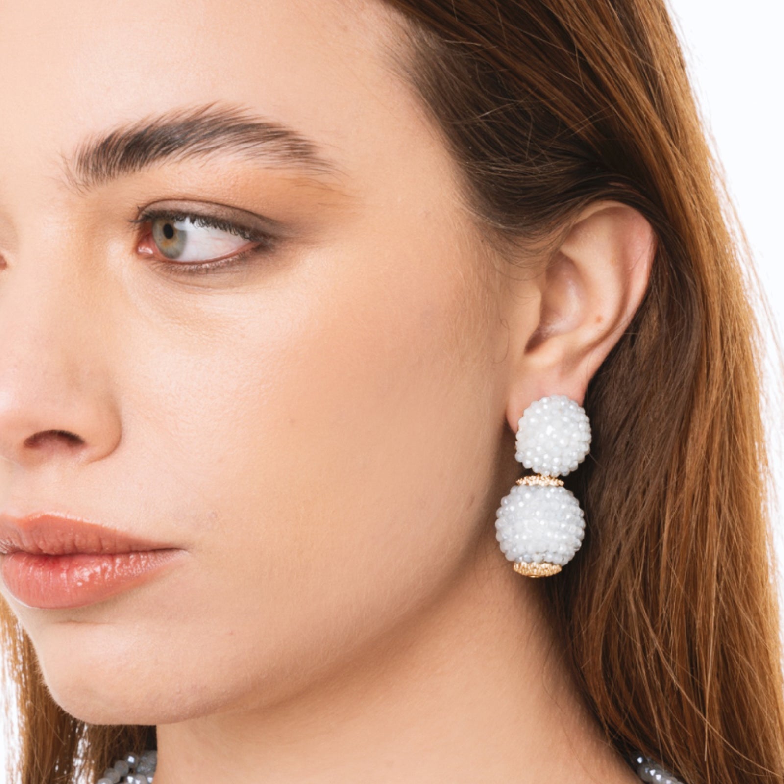 Orecchini pendenti con doppia sfera con pietre in vetro bianche - Mya Accessories
