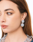 Orecchini pendenti con doppia sfera con pietre in vetro grigie - Mya Accessories