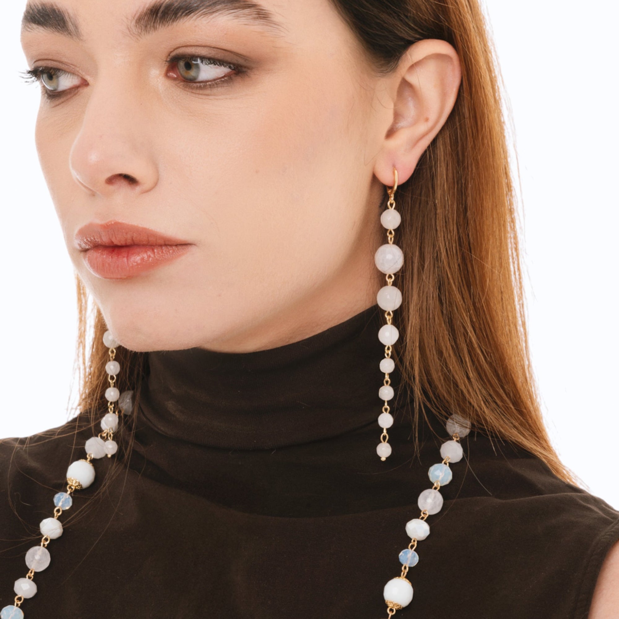 Orecchini pendenti lunghi con pietre dure a sfera bianco lattiginoso - Mya Accessories