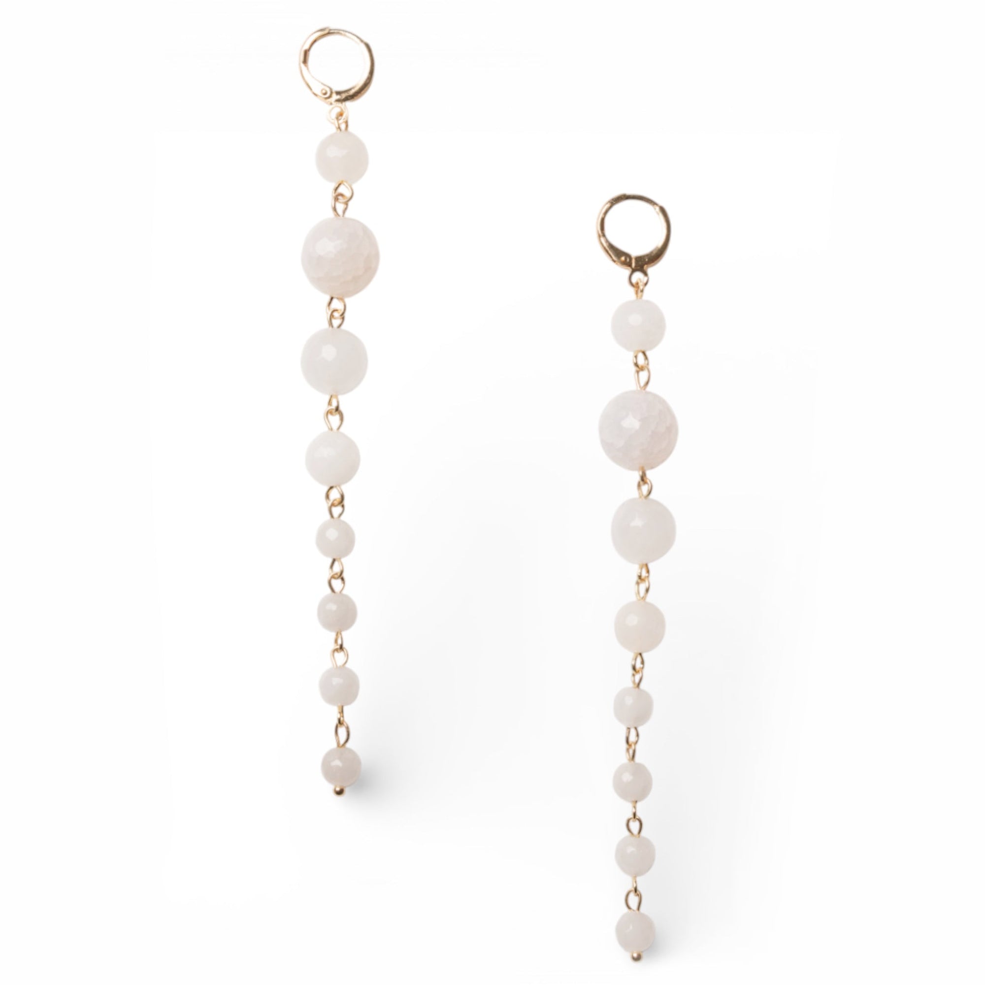 Orecchini pendenti lunghi con pietre dure a sfera bianco lattiginoso - Mya Accessories