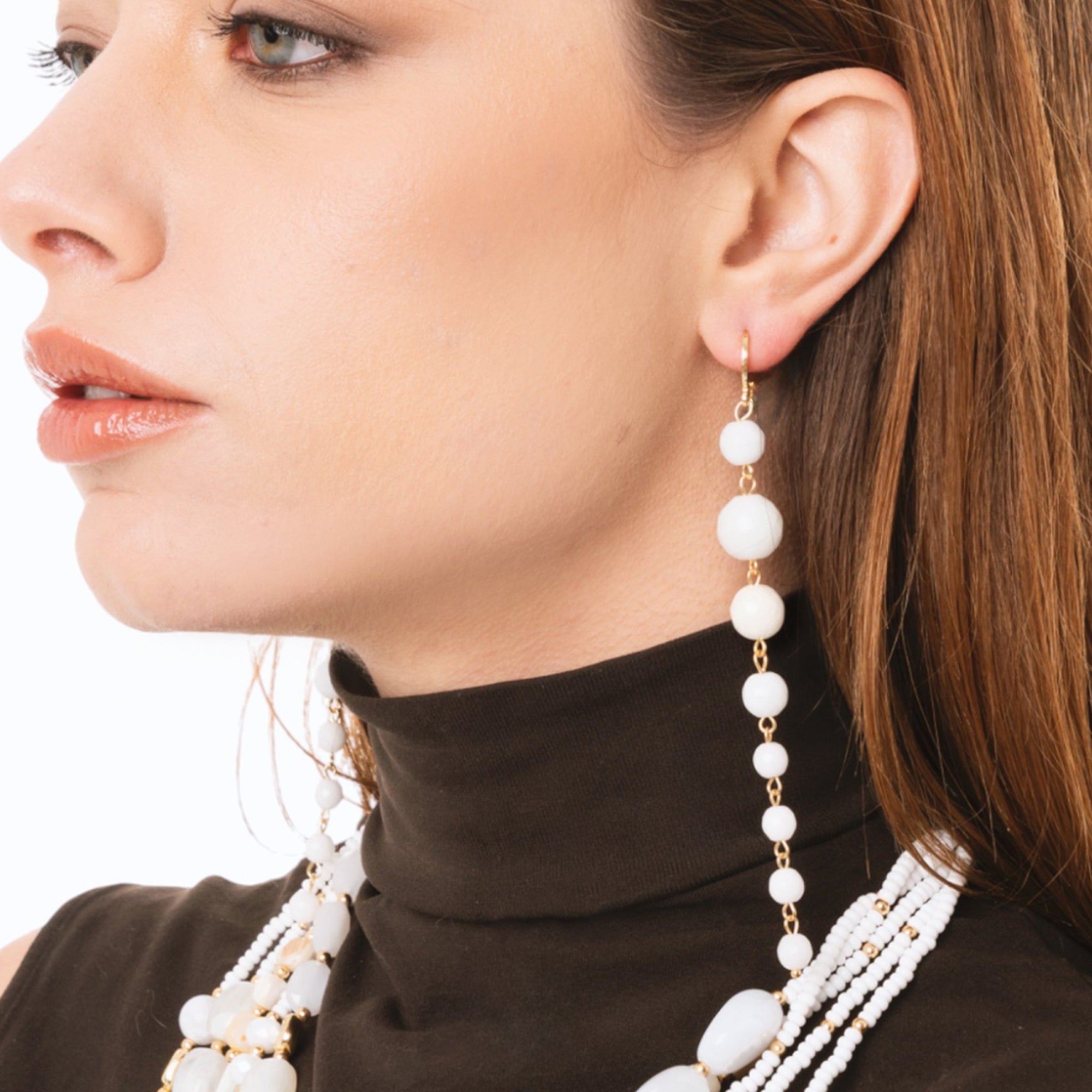 Orecchini pendenti lunghi con pietre dure a sfera bianche - Mya Accessories