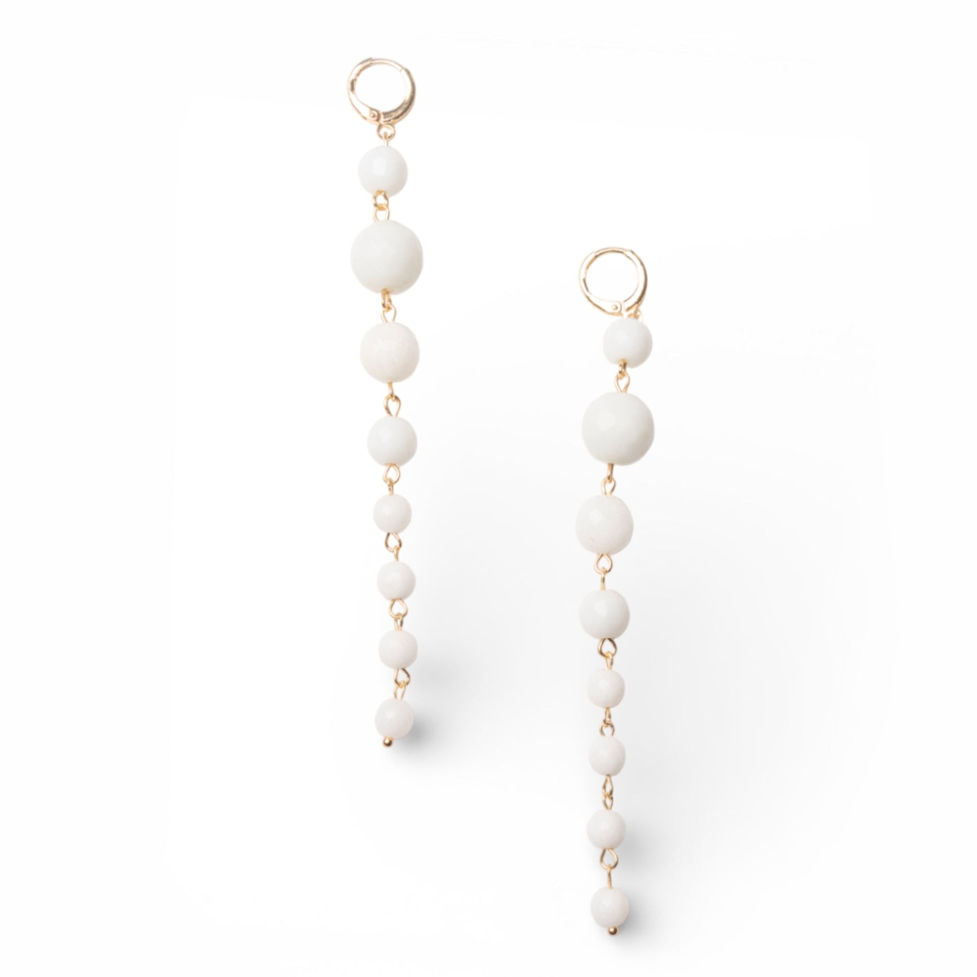 Orecchini pendenti lunghi con pietre dure a sfera bianche - Mya Accessories