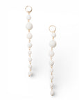 Orecchini pendenti lunghi con pietre dure a sfera bianche - Mya Accessories