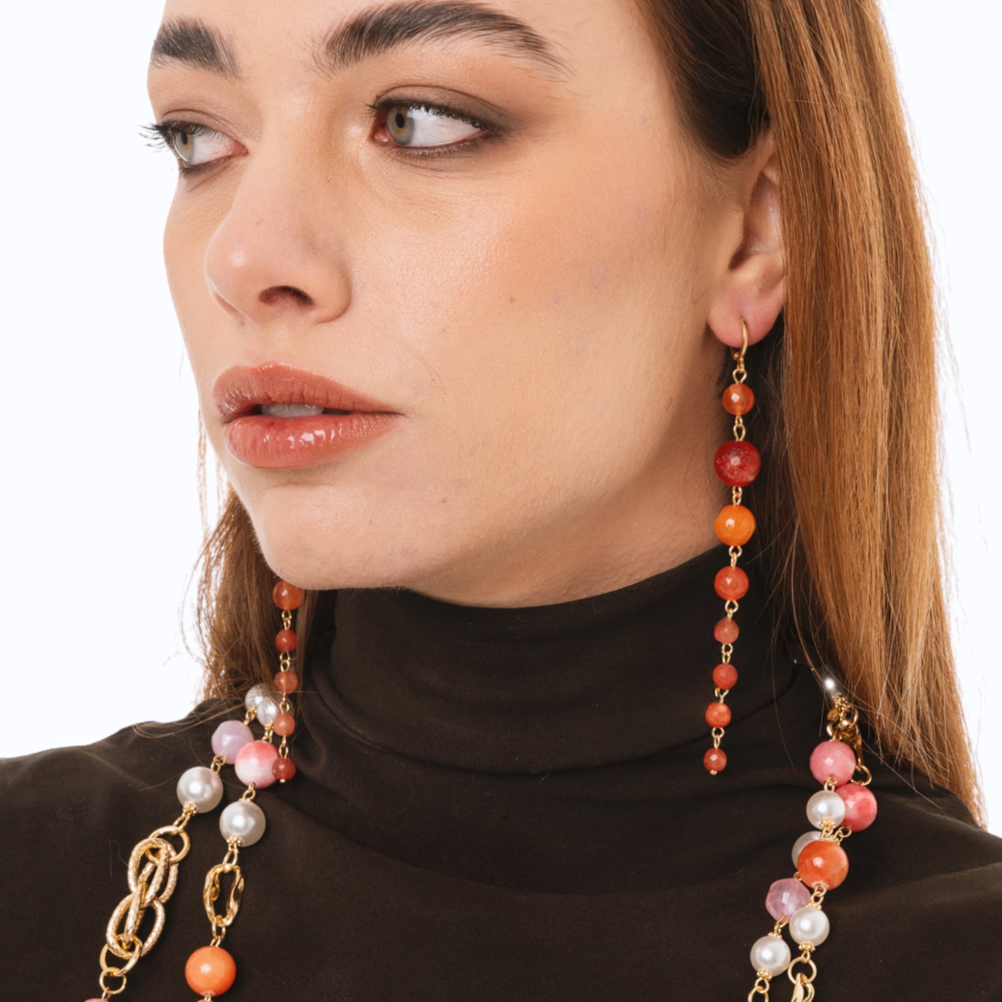 Orecchini pendenti lunghi con pietre dure a sfera tono arancio - Mya Accessories