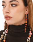 Orecchini pendenti lunghi con pietre dure a sfera tono arancio - Mya Accessories