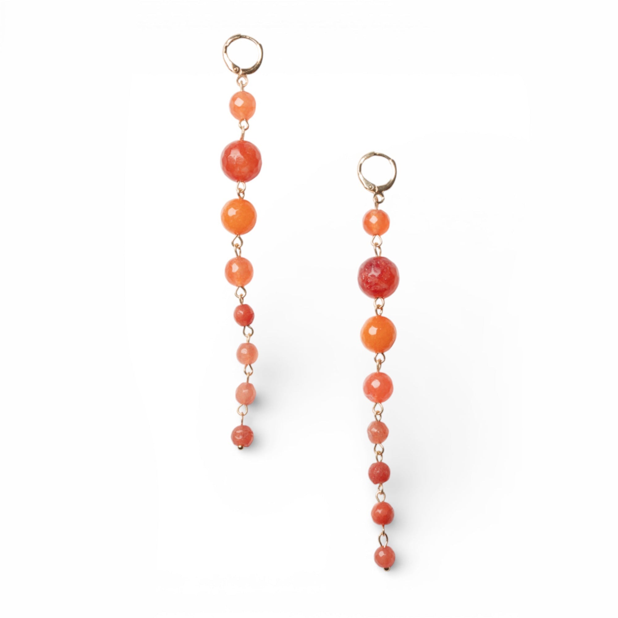 Orecchini pendenti lunghi con pietre dure a sfera tono arancio - Mya Accessories