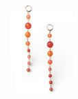Orecchini pendenti lunghi con pietre dure a sfera tono arancio - Mya Accessories