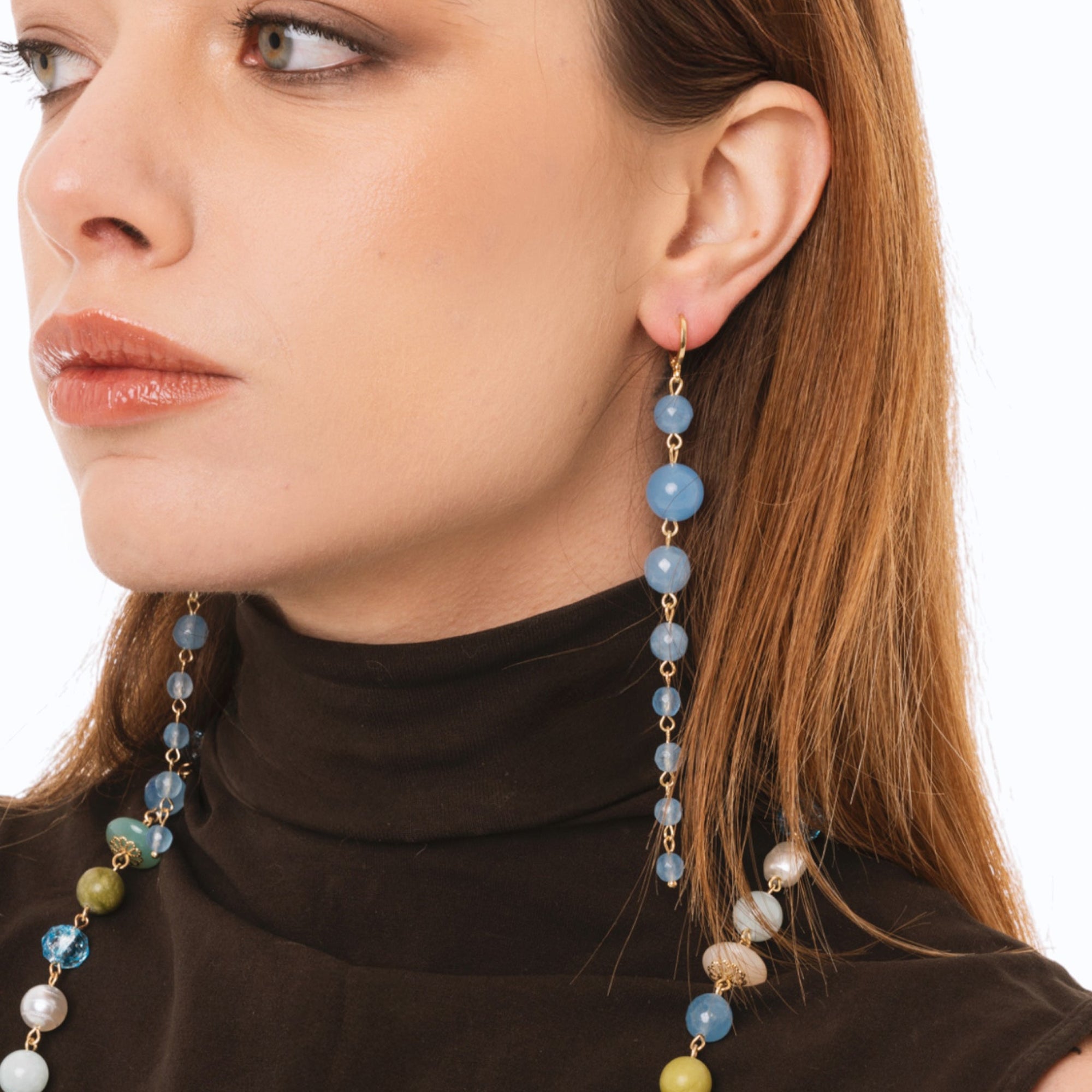 Orecchini pendenti lunghi con pietre dure a sfera tono azzurro - Mya Accessories