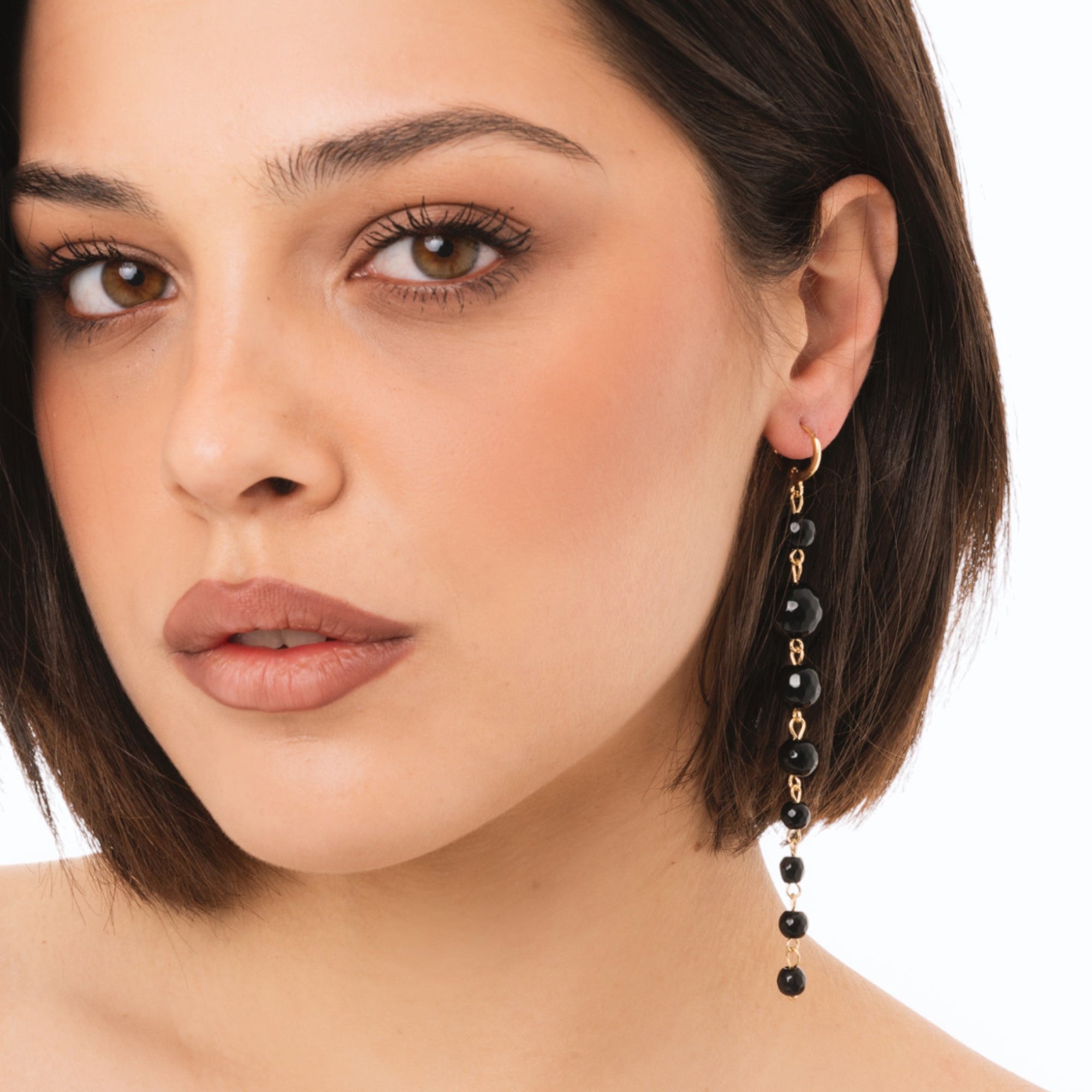 Orecchini pendenti lunghi con pietre dure a sfera nere - Mya Accessories