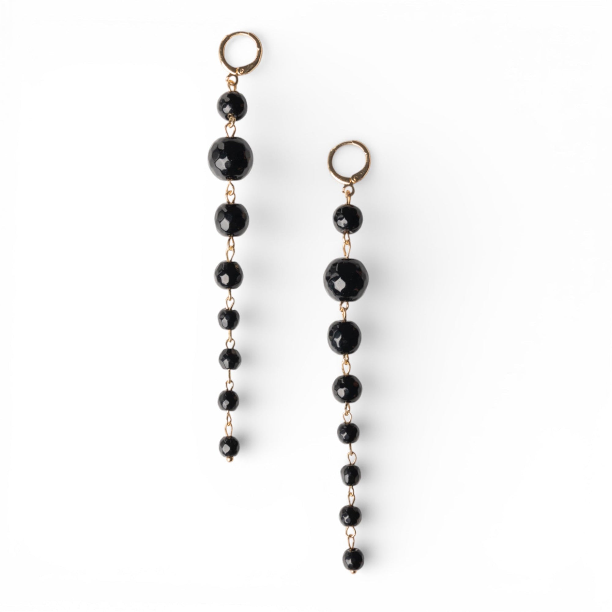 Orecchini pendenti lunghi con pietre dure a sfera nere - Mya Accessories