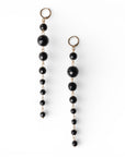 Orecchini pendenti lunghi con pietre dure a sfera nere - Mya Accessories