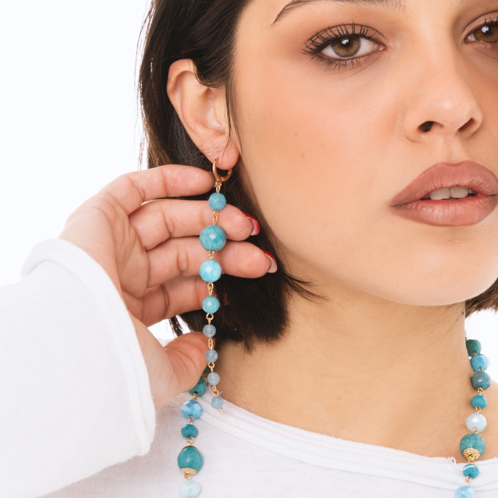 Orecchini pendenti lunghi con pietre dure a sfera turchesi - Mya Accessories