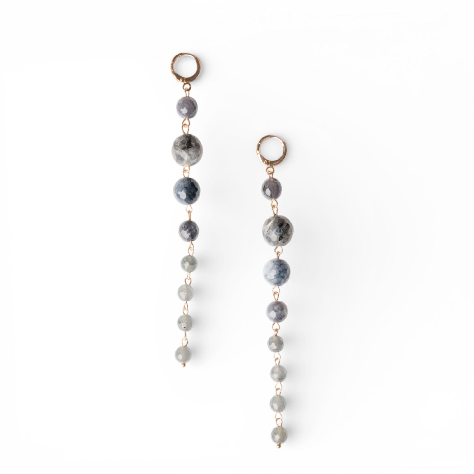Orecchini pendenti lunghi con pietre dure a sfera grigie - Mya Accessories