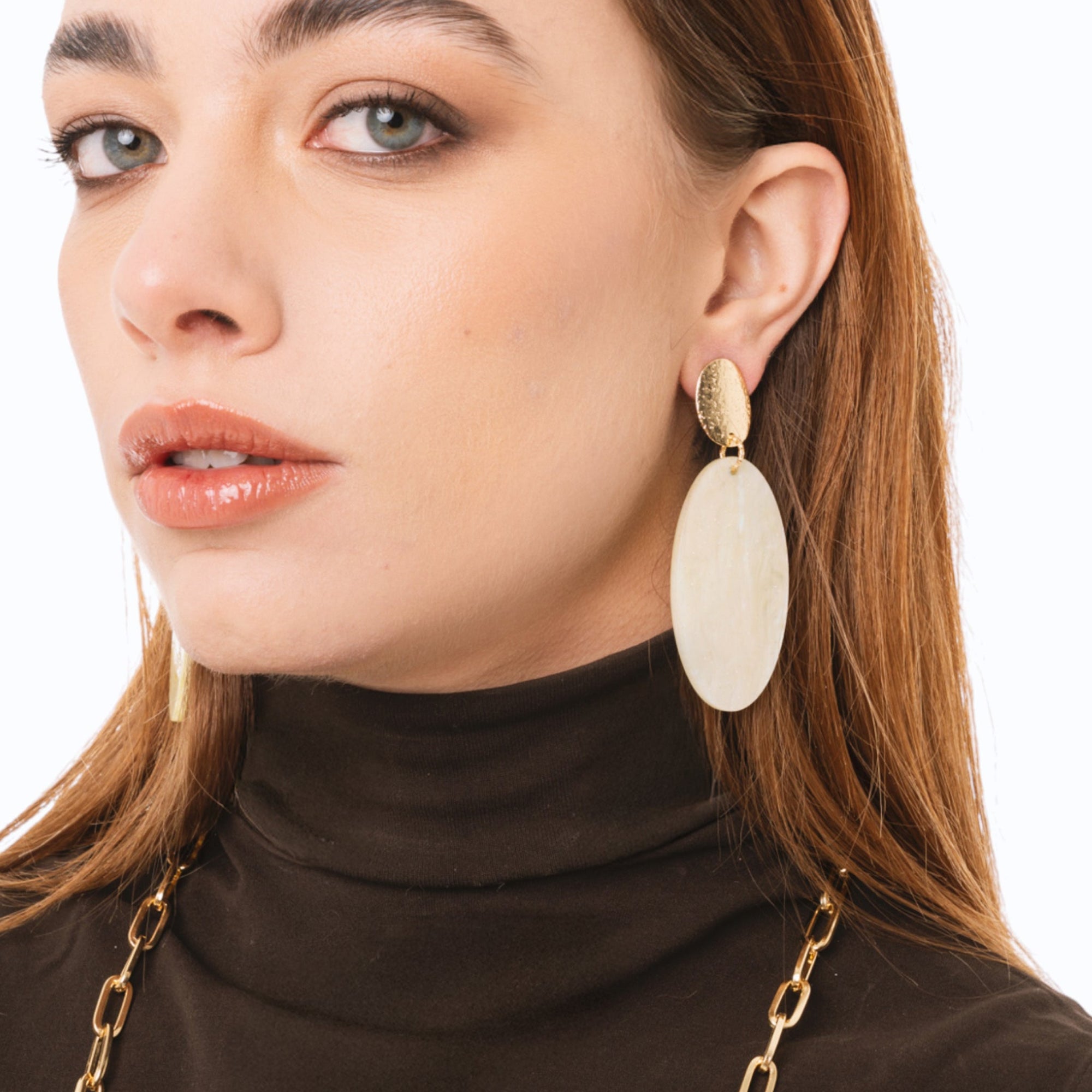 Orecchini pendenti con pietra ovale in acrilico gialla - Mya Accessories