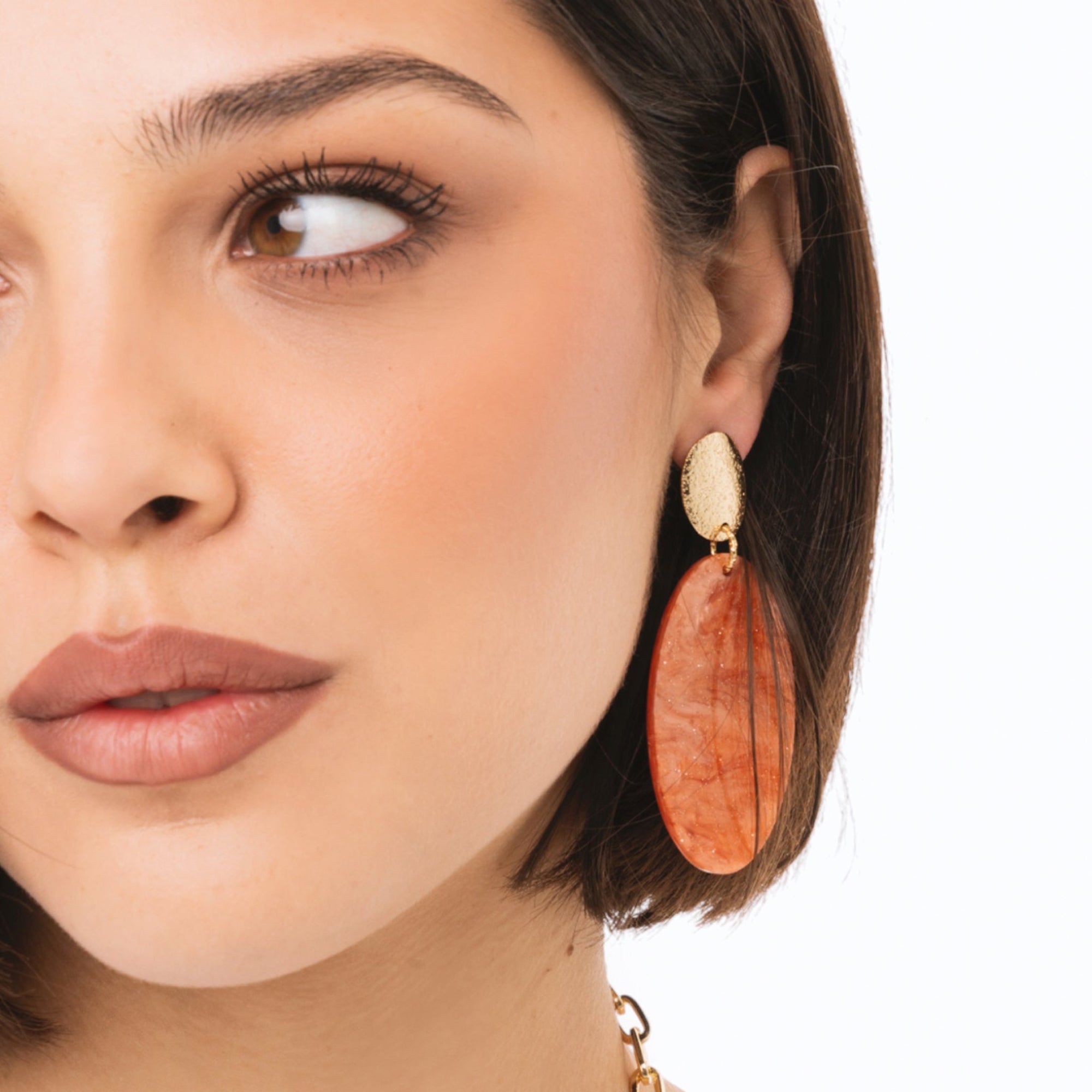 Orecchini pendenti con pietra ovale in acrilico arancio - Mya Accessories