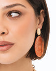 Orecchini pendenti con pietra ovale in acrilico arancio - Mya Accessories