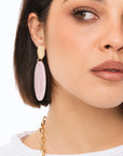 Orecchini pendenti con pietra ovale in acrilico rosa - Mya Accessories